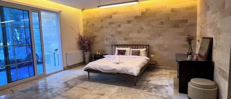 7 habitaciones, tabla de planchar con plancha, wifi y ropa de cama