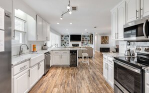 Kylskåp, mikrovågsugn, ugn och spishäll