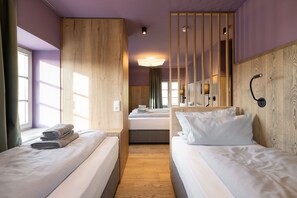 Quarto quádruplo, vista para o pátio | Cofres nos quartos, cortinas blackout, quartos à prova de som