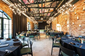 Der serveres frokost, aftensmad og tyske retter med udsigt til haven 