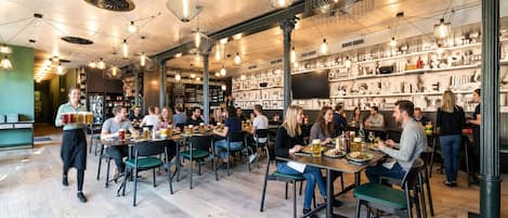 Se sirven comidas, cenas y cocina alemana con vista al jardín