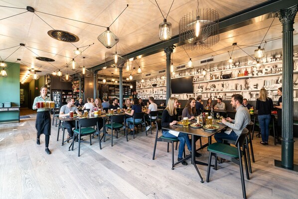Mittagessen, Abendessen, deutsche Küche, Blick auf den Garten 