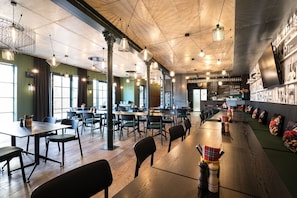 Se sirven almuerzos y cenas; cocina alemana; con vista al jardín