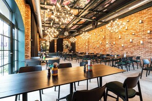 Ofereix vistes al jardí i s'hi serveixen dinars i sopars