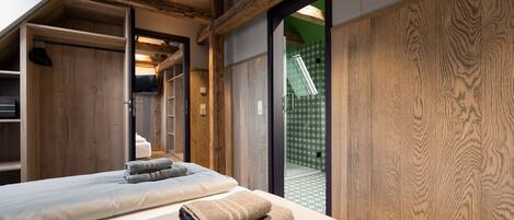 Departamento, vista a la ciudad | Caja de seguridad en la habitación, cortinas blackout y insonorización