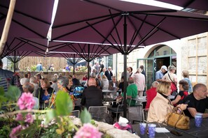 Ofereix vistes al jardí i s'hi serveixen dinars i sopars