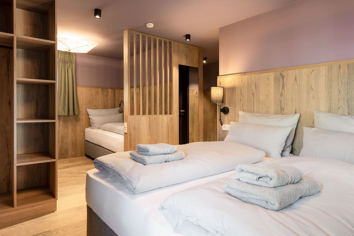 Caja de seguridad en la habitación y cortinas blackout