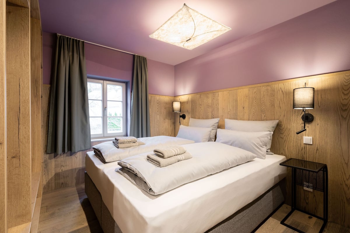 Caja de seguridad en la habitación y cortinas blackout