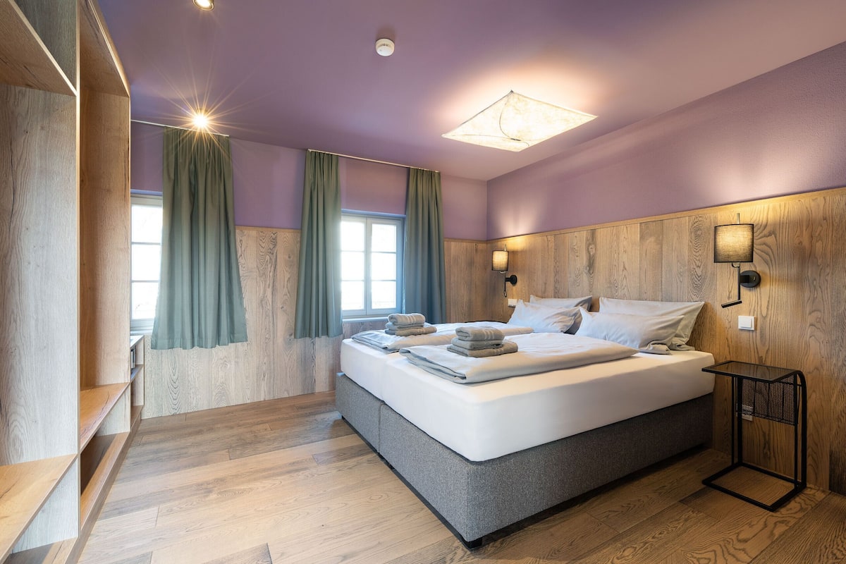 Caja de seguridad en la habitación y cortinas blackout