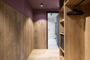 Caja de seguridad en la habitación y cortinas blackout