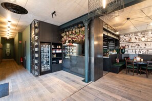 Der serveres frokost, aftensmad og tyske retter med udsigt til haven 