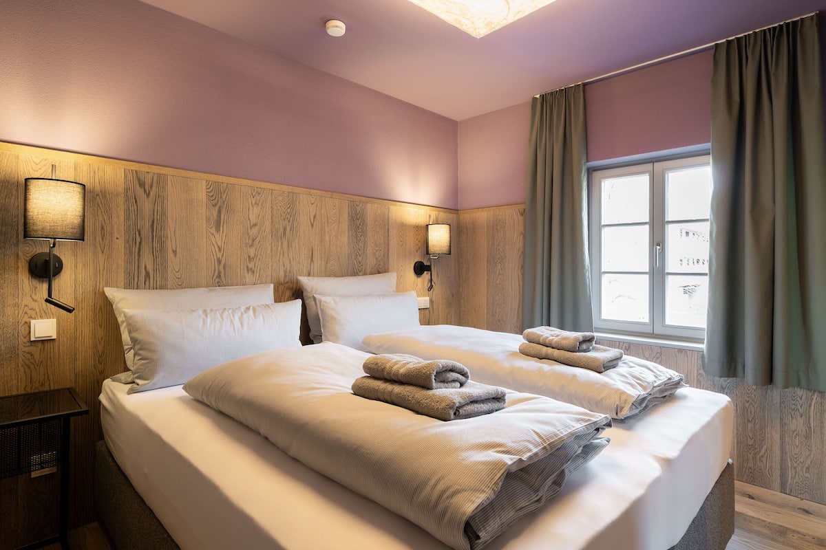 Caja de seguridad en la habitación y cortinas blackout