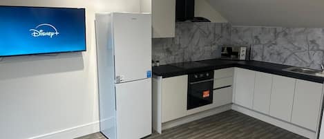 Apartment, Multiple Bedrooms, Non Smoking | Private kitchen | Full-size fridge, microwave, oven, stovetop