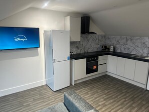 Apartment, Multiple Bedrooms, Non Smoking | Private kitchen | Full-size fridge, microwave, oven, stovetop