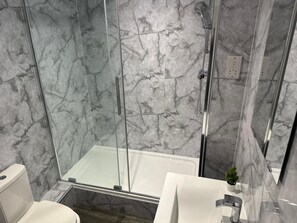 Shower, free toiletries, hair dryer, towels - Chapel Rise Apartments (Long Eaton)