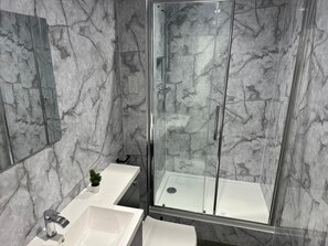 Shower, free toiletries, hair dryer, towels - Chapel Rise Apartments (Long Eaton)