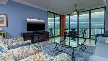 Condo, 3 Bedrooms | Living area