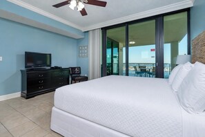 Une chambre d’hôtel avec un grand lit, une télévision, une commode et un balcon avec vue.