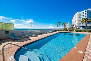 Una piscina techada, una piscina al aire libre
