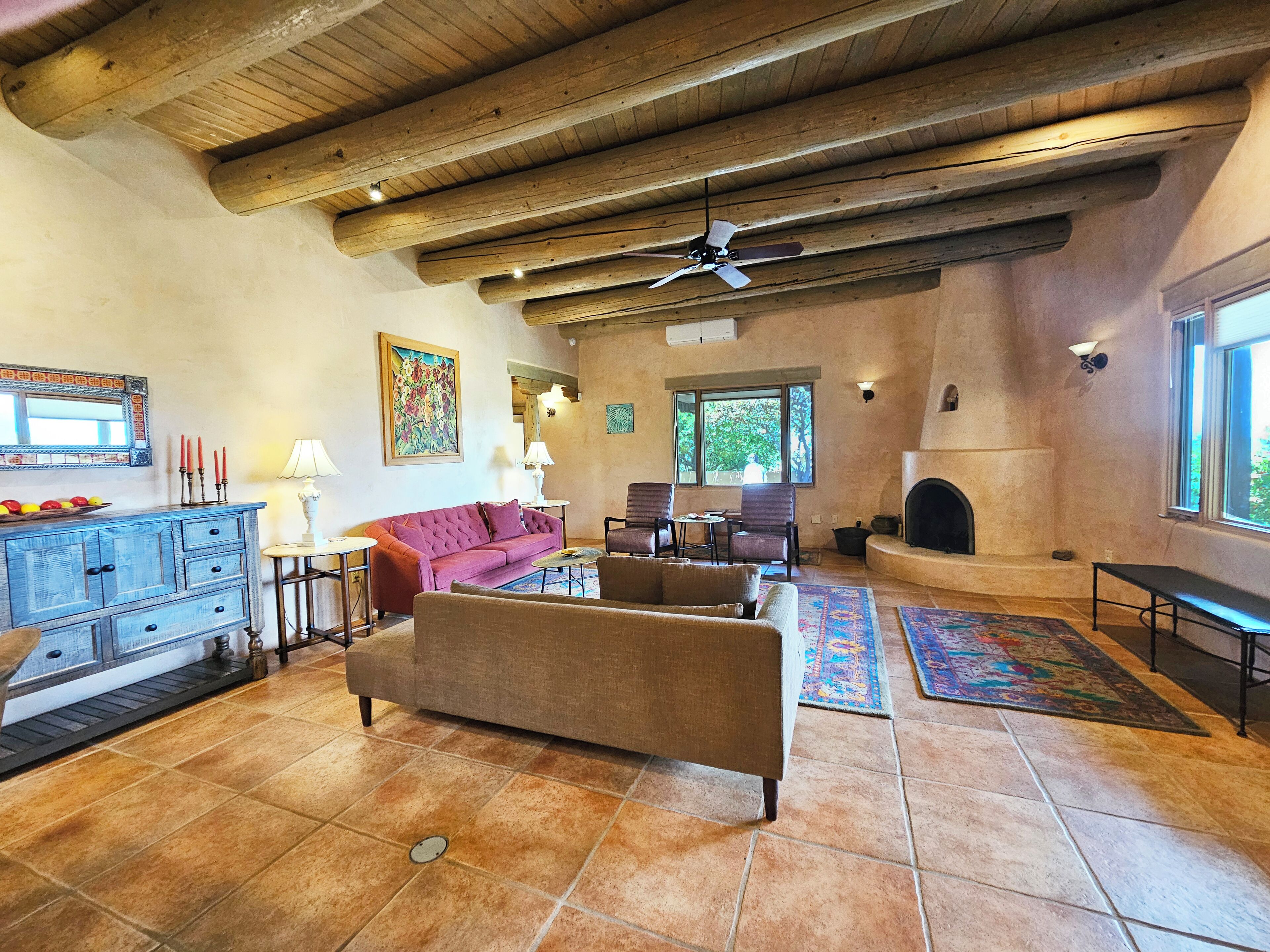 Una televisión, una chimenea, una oficina