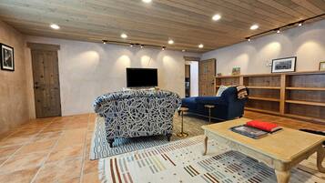 Een televisie, een open haard en een kantoor