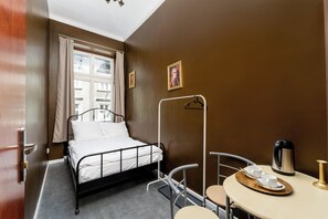  ستائر تعتيم ومكواة/لوح كي وواي فاي مجانًا