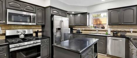 ثلاجة، ميكروويف، فرن، موقد طهي مسطح