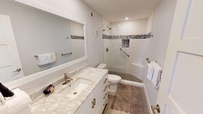Appart'hôtel, 2 chambres | Salle de bain | Serviettes fournies