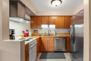 Condo, 1 Bedroom | Private kitchen | Fridge, oven, coffee/tea maker, toaster