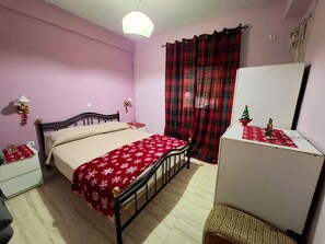 1 chambre, bureau, fer et planche à repasser, lit parapluie