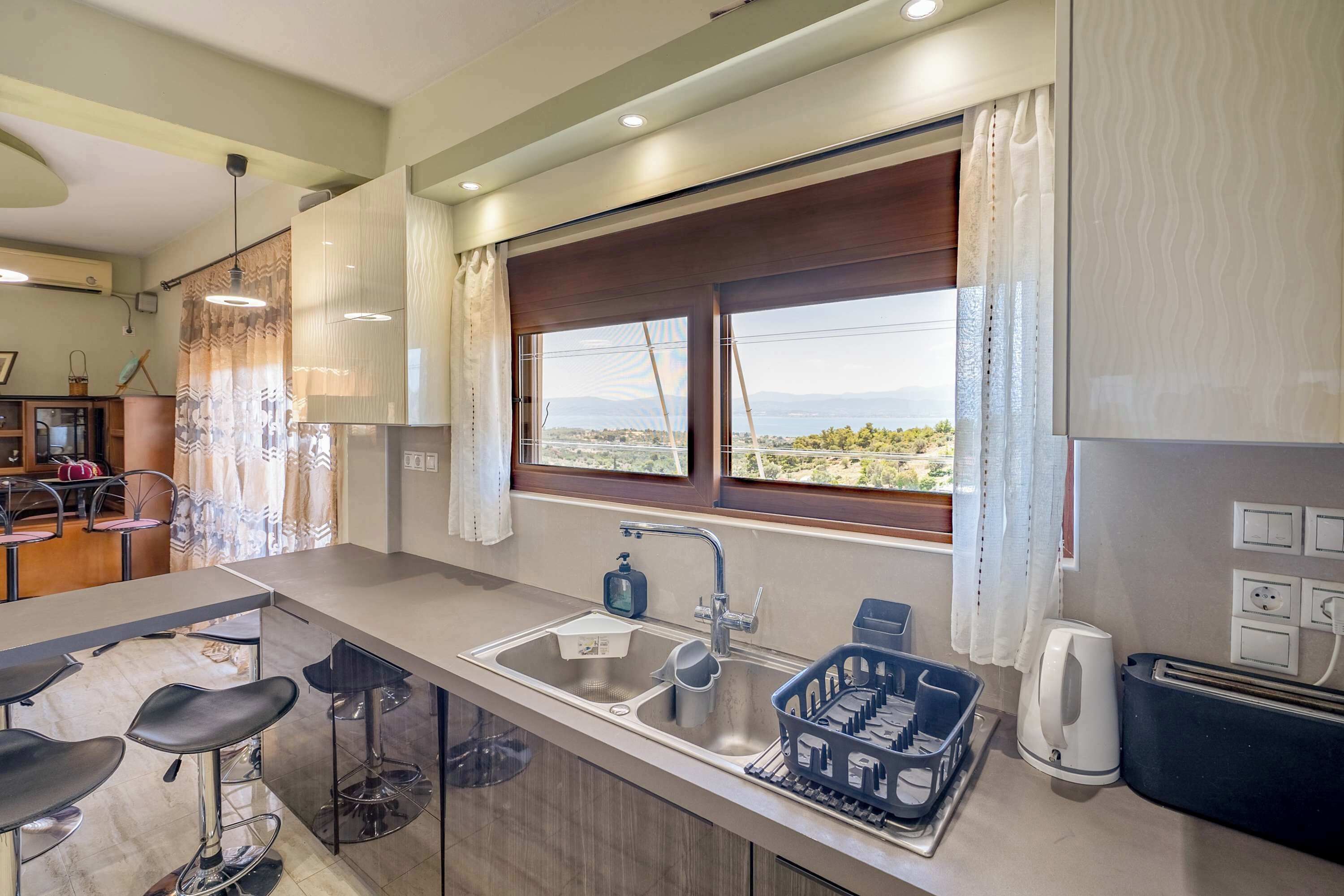 Kylskåp, mikrovågsugn, ugn och spishäll