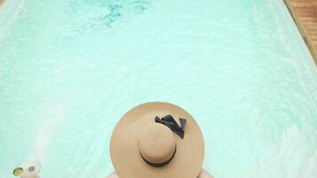 Utendørsbasseng og solsenger