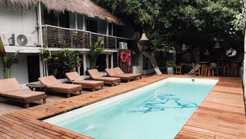 Ulkouima-allas avoinna 9.00–10.30, aurinkotuoleja