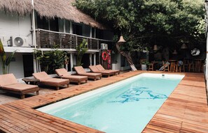 Piscine extérieure, chaises longues