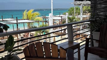 Quarto superior, 1 cama de casal, vista para o mar | Sacada