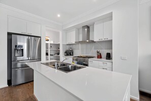 Kjøleskap, mikrobølgeovn, ovn og kokeplater