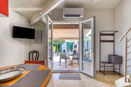 Charming Seaside House with Terrace