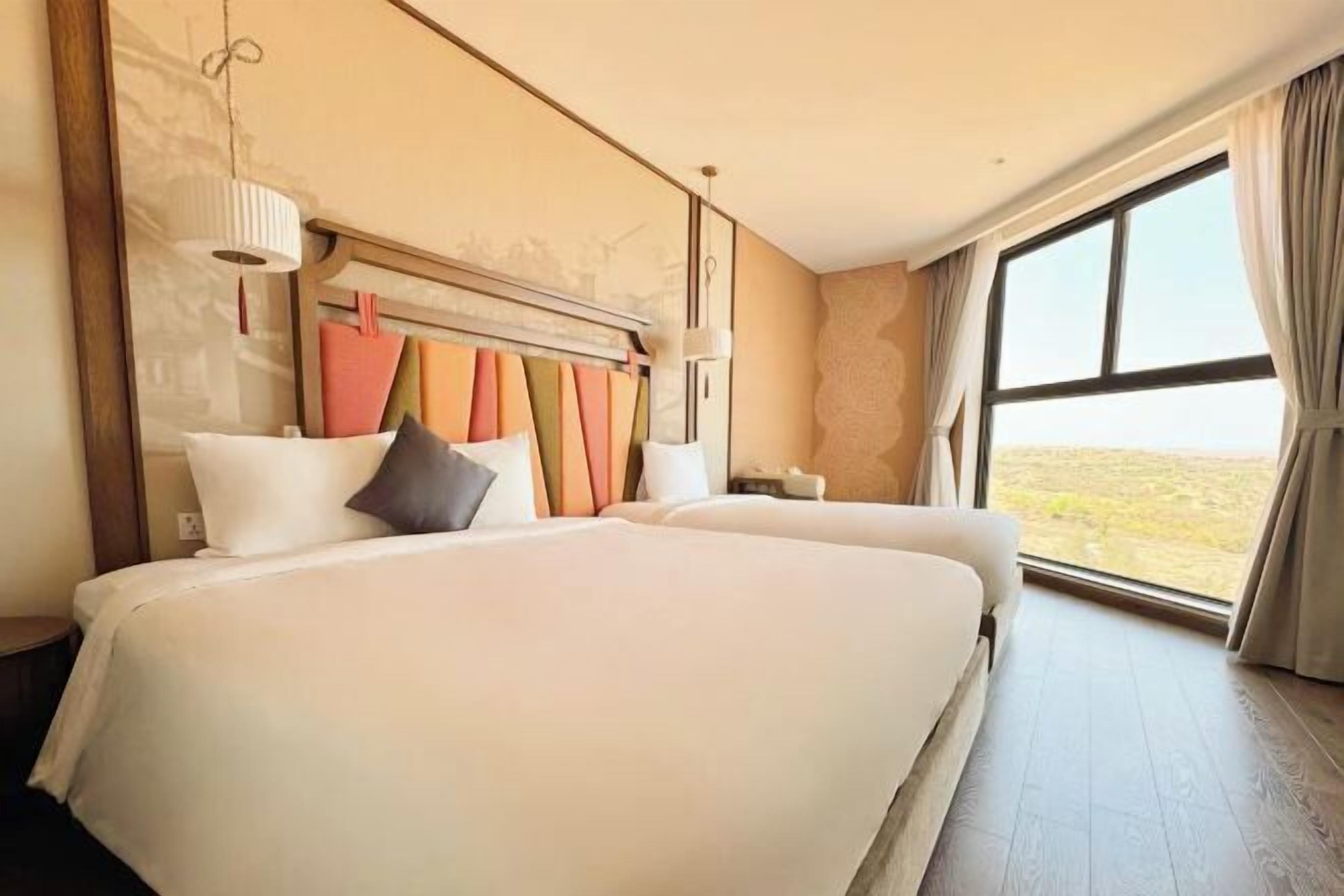 Individuell eingerichtet, Schreibtisch, laptopgeeigneter Arbeitsplatz