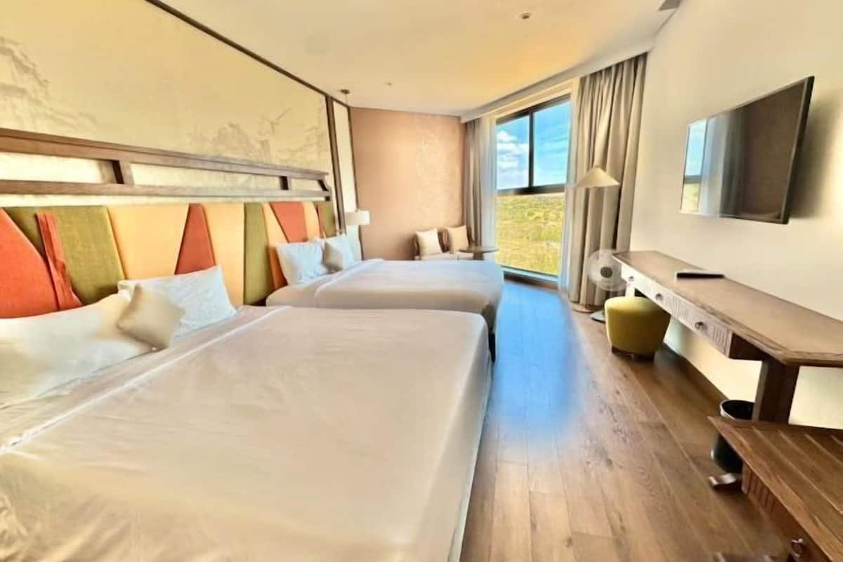 Muebles diferentes, escritorio y espacio para trabajar con laptop