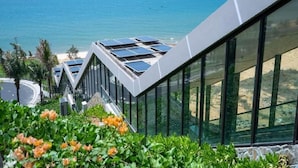 Ein modernes Gebäude mit großen Fenstern und Meerblick.