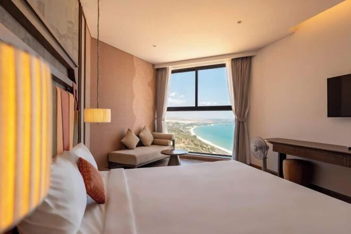 Muebles diferentes, escritorio y espacio para trabajar con laptop