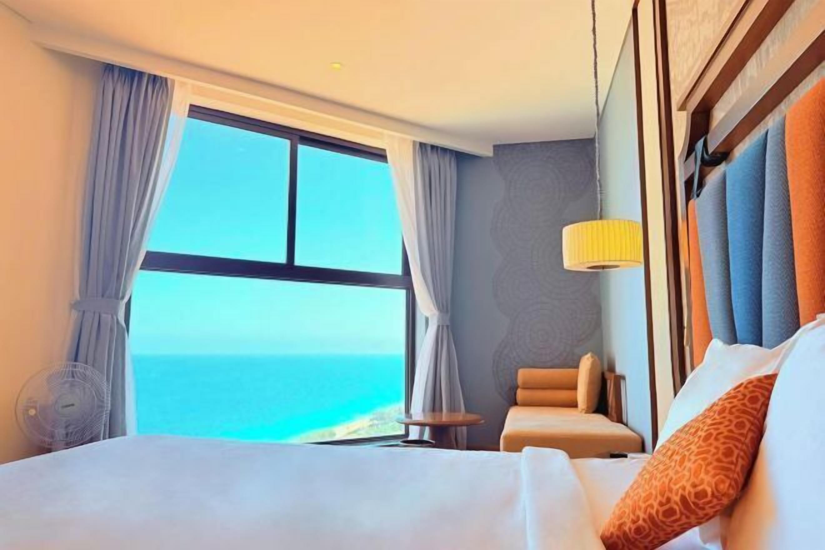 Individuell eingerichtet, Schreibtisch, laptopgeeigneter Arbeitsplatz