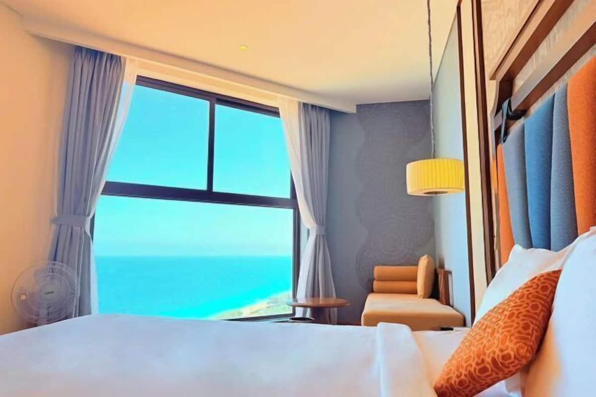 Muebles diferentes, escritorio y espacio para trabajar con laptop