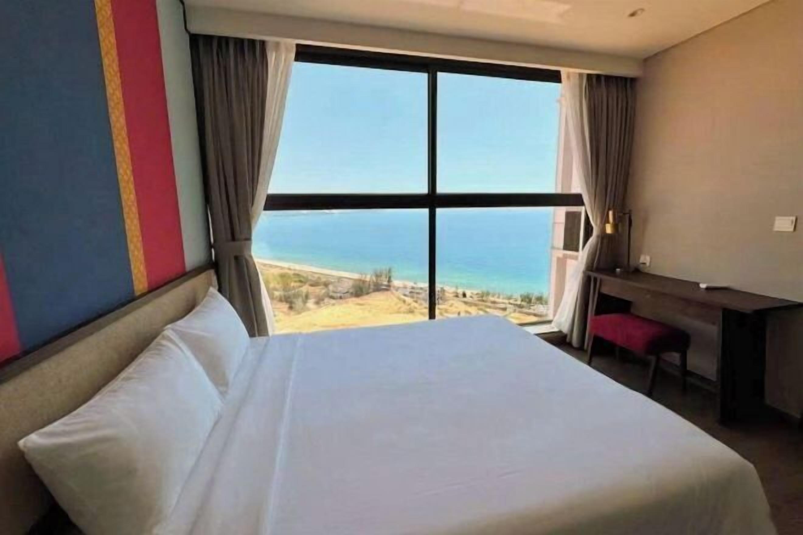 Individuell eingerichtet, Schreibtisch, laptopgeeigneter Arbeitsplatz