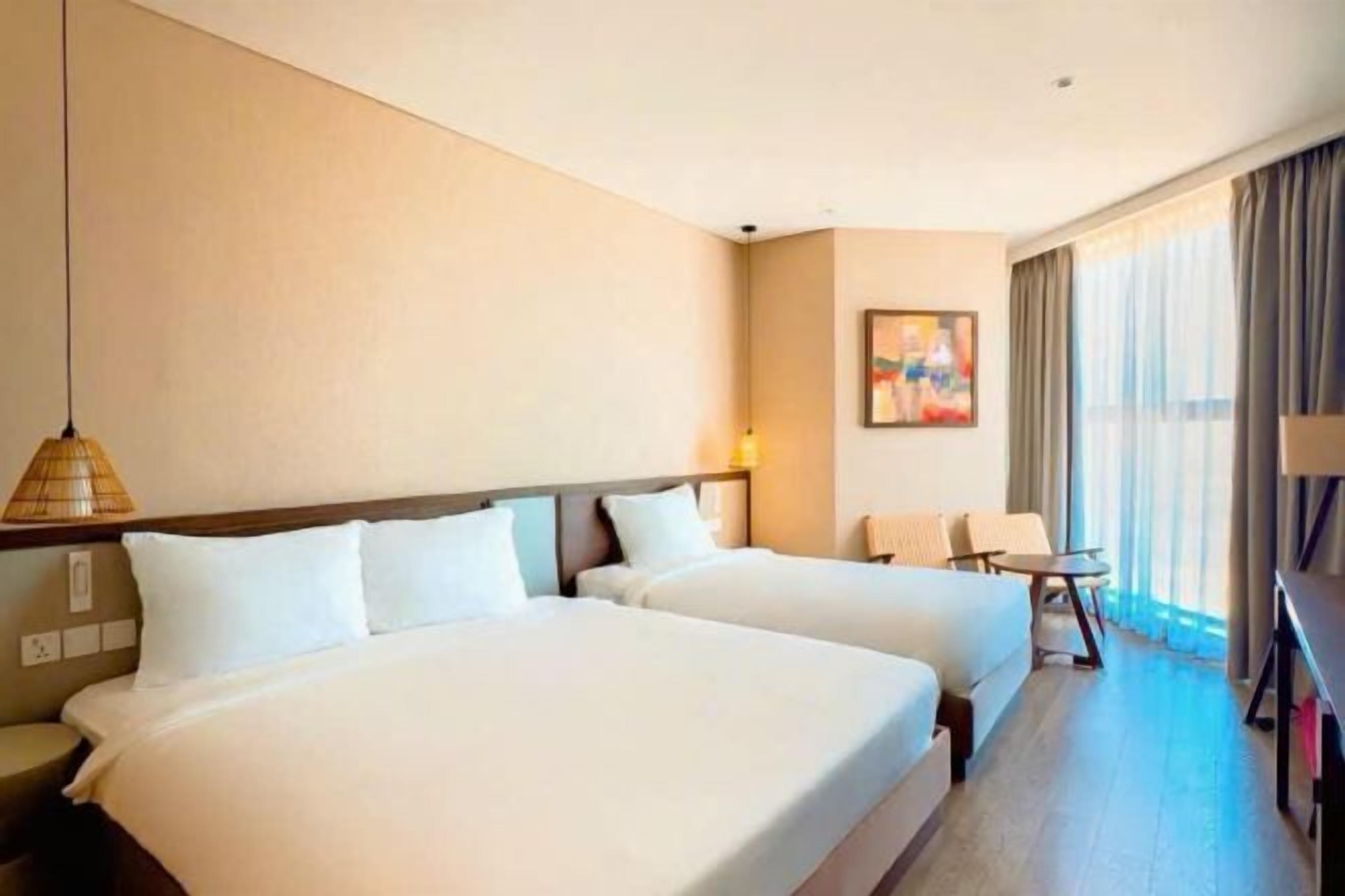 Individuell eingerichtet, Schreibtisch, laptopgeeigneter Arbeitsplatz