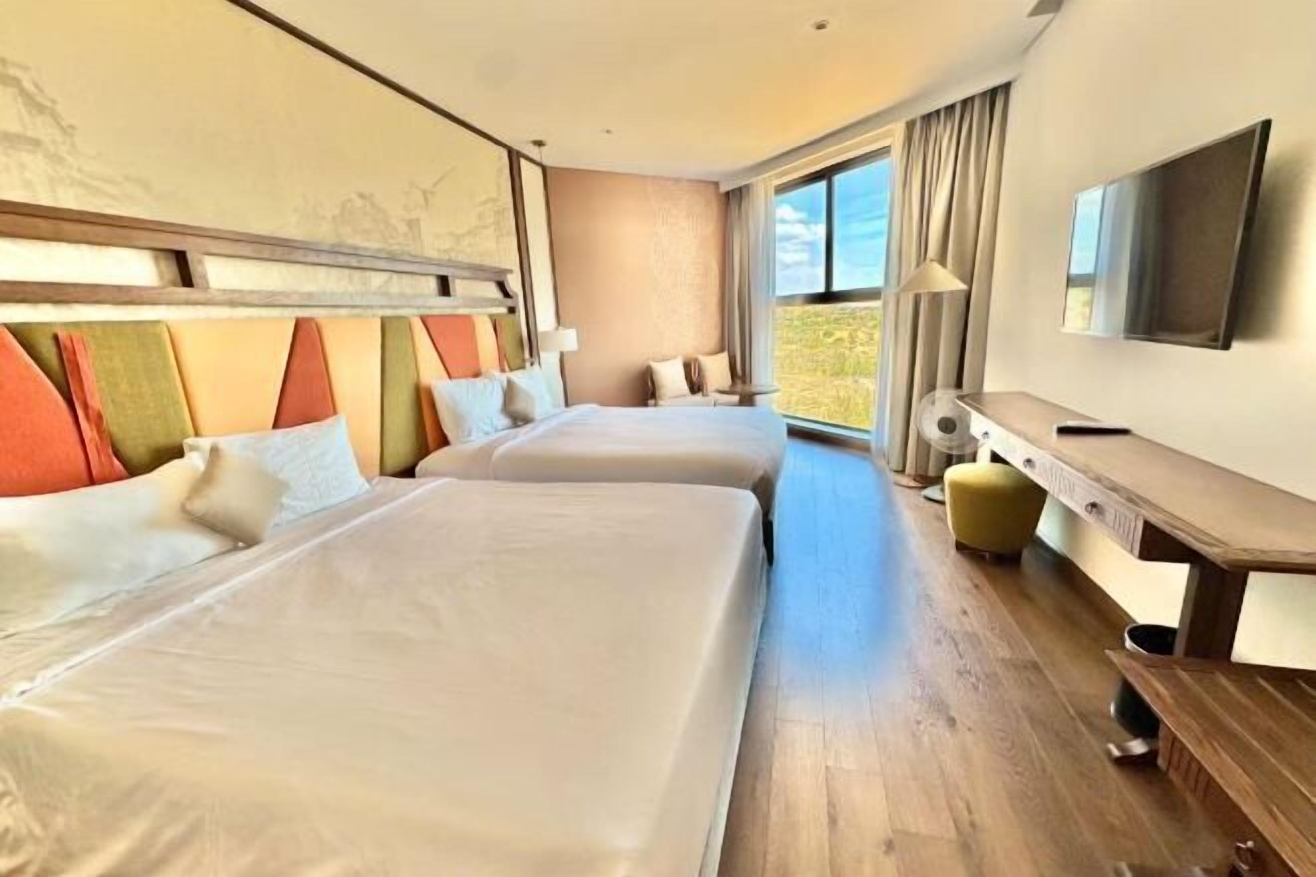 Individuell eingerichtet, Schreibtisch, laptopgeeigneter Arbeitsplatz