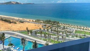 Ein Resort mit Pool, Palmen und Blick auf Strand und Meer.
