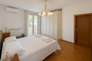 1 bedroom, bed sheets