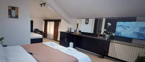 1 dormitorio, tabla de planchar con plancha, wifi y ropa de cama