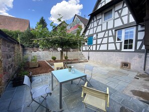 Outdoor dining - Apartment 'Wohnen Im Haus Blum' with Shared Terrace and Wi-Fi (Herbolzheim)